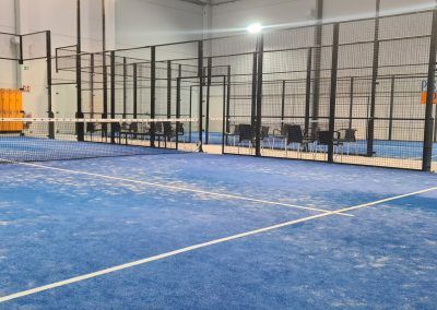 Vista a pie de pista de padel de las instalaciones de Pádel Castejón
