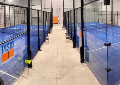 Vista panoramica del pasillo y dos pistas de Padel Castejon