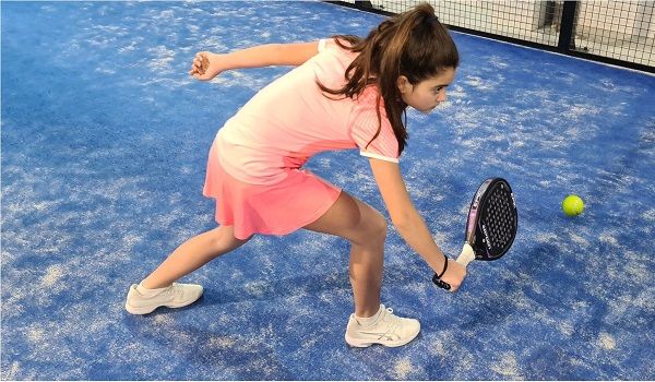 alumna de pádel castejón voleando en la pista