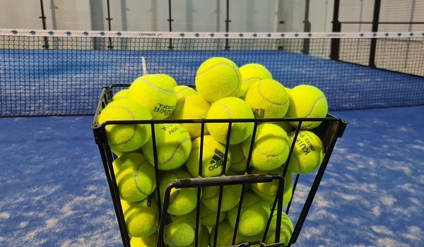 Cesta de bolas en la pista de pádel castejón